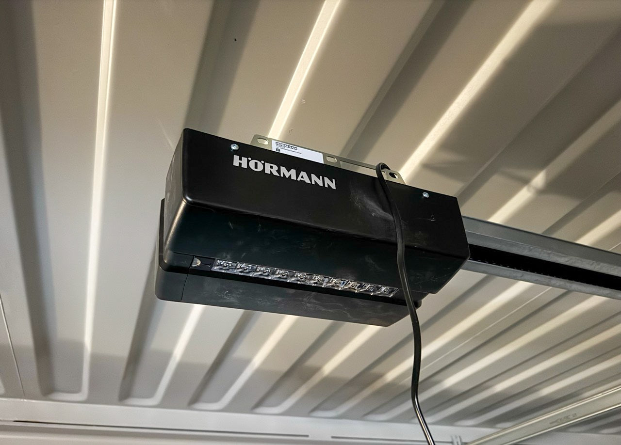 Porte de garage Hörmann avec moteur électrique pour conteneur HC en RAL 7016