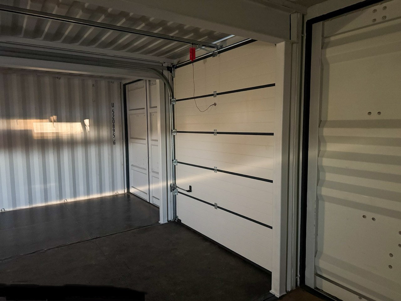 Porte de garage Hörmann avec moteur électrique pour conteneur HC en RAL 7016